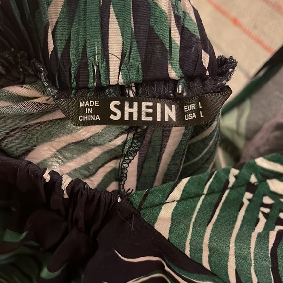 NWOT-Joyfunear Plunging Neck Crisscross Back Ruffle Hem Allover Print Romper - Picture 10 of 10